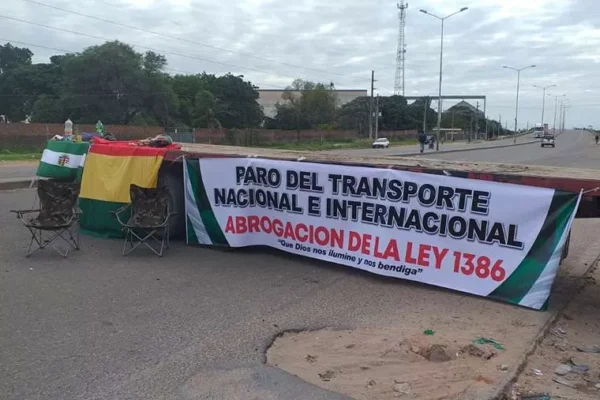 SANTA CRUZ INICIA LA SEMANA CON CALLES BLOQUEADAS, SIN TRANSPORTE PÚBLICO Y MERCADOS CERRADOS
