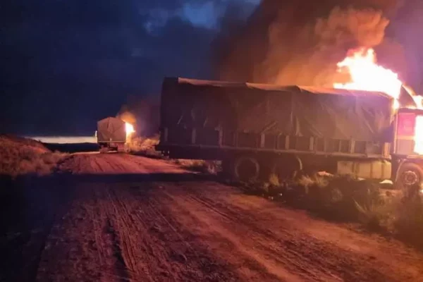 ORURO CONTRABANDISTAS INTENTAN RECUPERAR CINCO CAMIONES CON USO DE ARMAS DE FUEGO Y DINAMITAS, DENUNCIA LA ADUANA