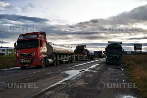 EXPORTADORES ADVIERTEN PERDIDAS POR MERCADERÍA VARADA TRAS BLOQUEO EN LA VÍA AL DESAGUADERO