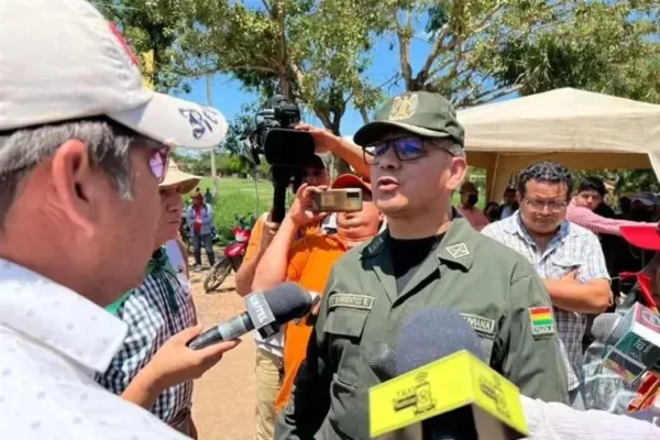 POLICÍA AMENAZA CON REPRIMIR A BLOQUEADORES EN BENI Y CÍVICOS SE MANTIENEN FIRMES CON EL PARO DE 24 HORAS