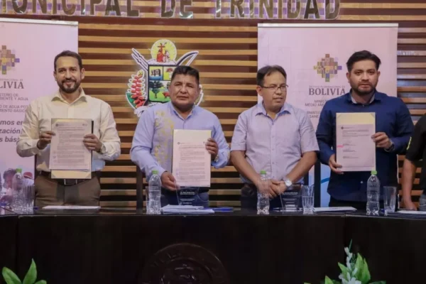 FIRMAN CONVENIO PARA PLAN DE AGUA POTABLE, SANEAMIENTO Y DRENAJE EN TRINIDAD