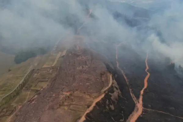 EL INCENDIO EN SAMAIPATA CONTINÚA PESE A LA LLUVIA QUE CAYÓ EN LA ZONA