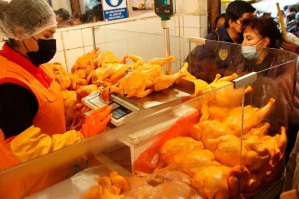 GOBIERNO ESTABLECE LA PRIMERA SANCIÓN POR INCREMENTO DEL PRECIO DEL POLLO EN LA PAZ