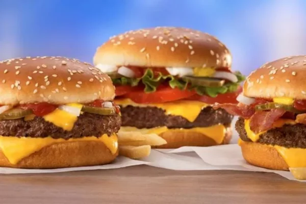 MCDONALD’S FABRICA SUS HAMBURGUESAS CON CARNE BOLIVIANA EN PERÚ Y ECUADOR, SEGÚN VICEMINISTRO