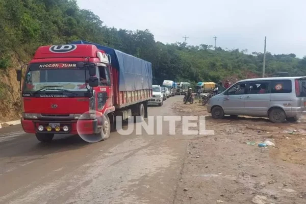 TRANSPORTISTAS LEVANTAN BLOQUEO EN LOS VALLES CRUCEÑOS Y LA REGIÓN VUELVE A LA NORMALIDAD