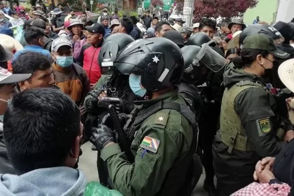 AFECTADOS POR AVASALLAMIENTOS PROTESTAN EN EL INRA DE COCHABAMBA
