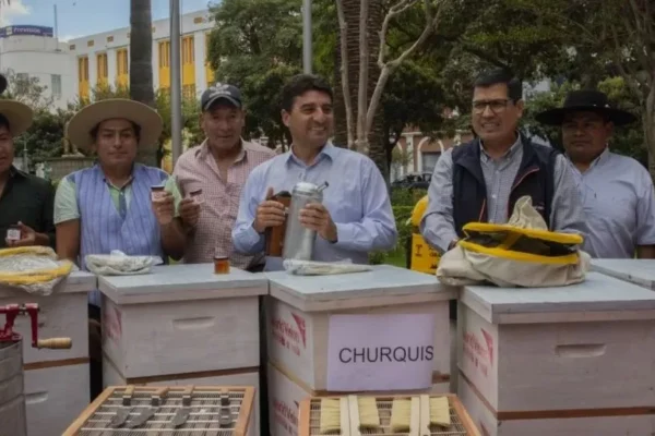 ALCALDÍA DE TARIJA ENTREGA CAJAS PARA DUPLICAR LA PRODUCCIÓN DE MIEL