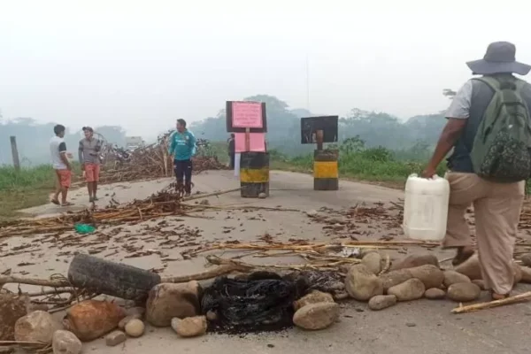 PRODUCTORES DEL TRÓPICO BLOQUEAN LA RUTA SANTA CRUZ – COCHABAMBA; MINISTROS VIAJAN A LA REGIÓN PARA FRENAR LA PROTESTA