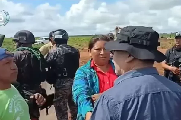 POLICÍA DESALOJA A AVASALLADORES DE UN PREDIO EN PROCESO DE SANEAMIENTO EN SAN IGNACIO DE VELASCO
