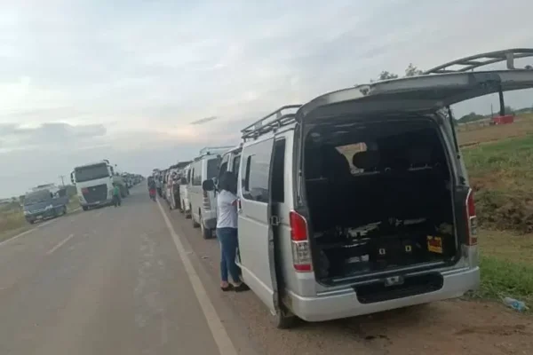 DOS BLOQUEOS EN SANTA CRUZ COMPLICAN EL TRANSPORTE HACIA LA CHIQUITANIA, EL BENI Y BRASIL