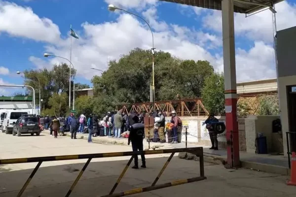 GENDARMERÍA ARGENTINA ABRE ZANJAS PARA CERRAR EL PASO AL CONTRABANDO Y NARCOTRÁFICO ENTRE LA QUIACA – VILLAZÓN