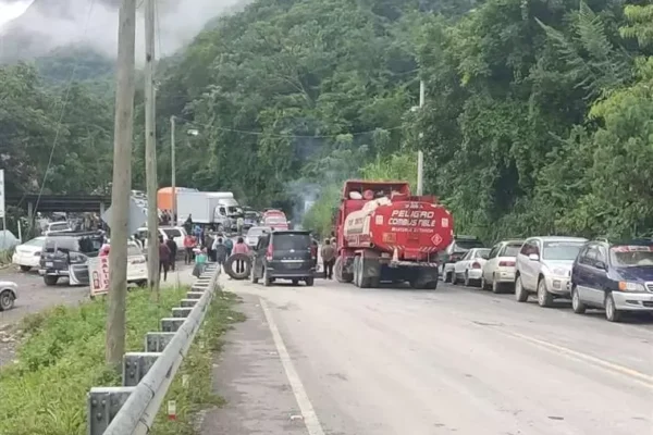 NORTE DE LA PAZ: EN COROICO BLOQUEAN POR LA FALTA DE COMBUSTIBLE