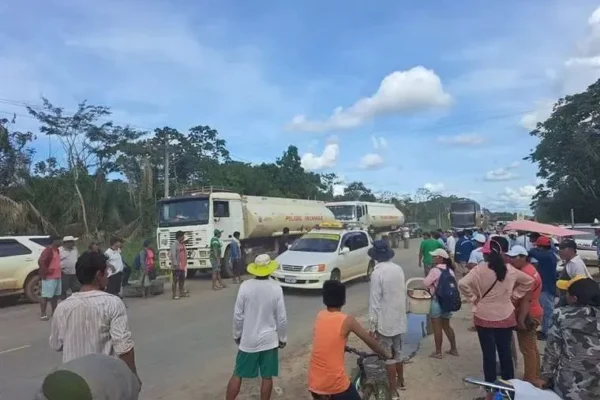 POLICÍA ANALIZA SI INTERVIENE LOS BLOQUEOS EN YAPACANÍ Y RURRENABAQUE
