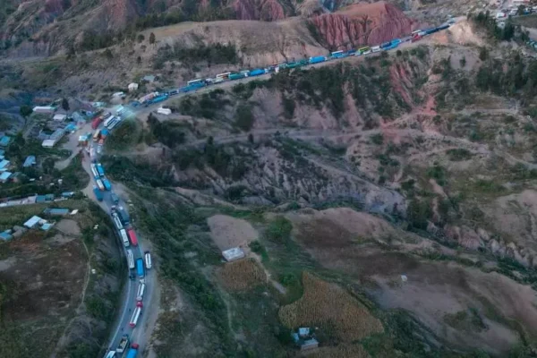 COCHABAMBA: BLOQUEO EN LA RUTA AL OCCIDENTE GENERA IMPRESIONANTE FILA DE VEHÍCULOS