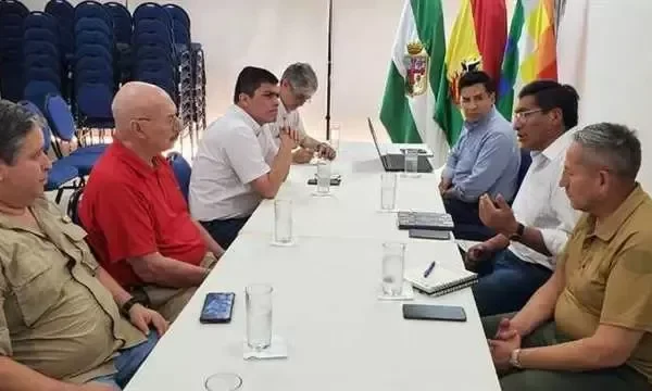 Garantizan producción y abastecimiento de carne de pollo y cerdo tras reunión del Gobierno con productores