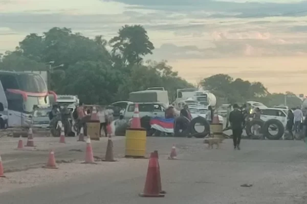 Sectores sociales bloquean la ruta hacia Argentina