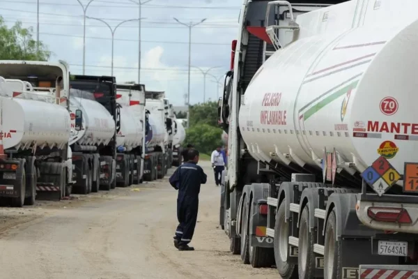 500 cisternas varadas en Paraguay no pueden cargar combustible por falta de pago