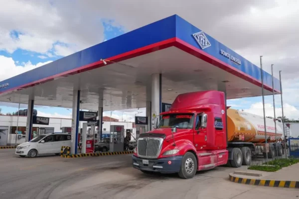 YPFB intensifica distribución de combustibles ante escasez y promete regularizar el suministro