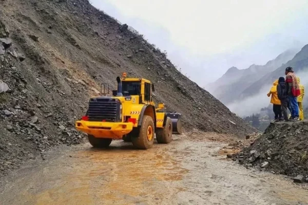 Bolivia mantiene restricciones en seis tramos viales por obras y factores climáticos