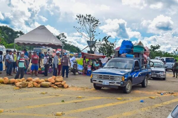 Suministro irregular de combustible: largas filas y paros afectan a Santa Cruz y Cochabamba