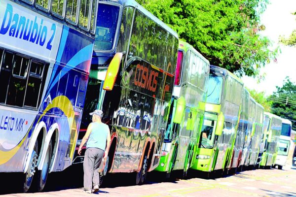 Crisis por combustible se extiende en Bolivia: regiones reportan paralización, mercado negro y frustración